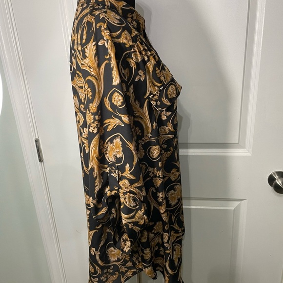 Torrid Womens  Black and Gold Patterned Shirt Size 2 CB-10 - Picture 6 of 10